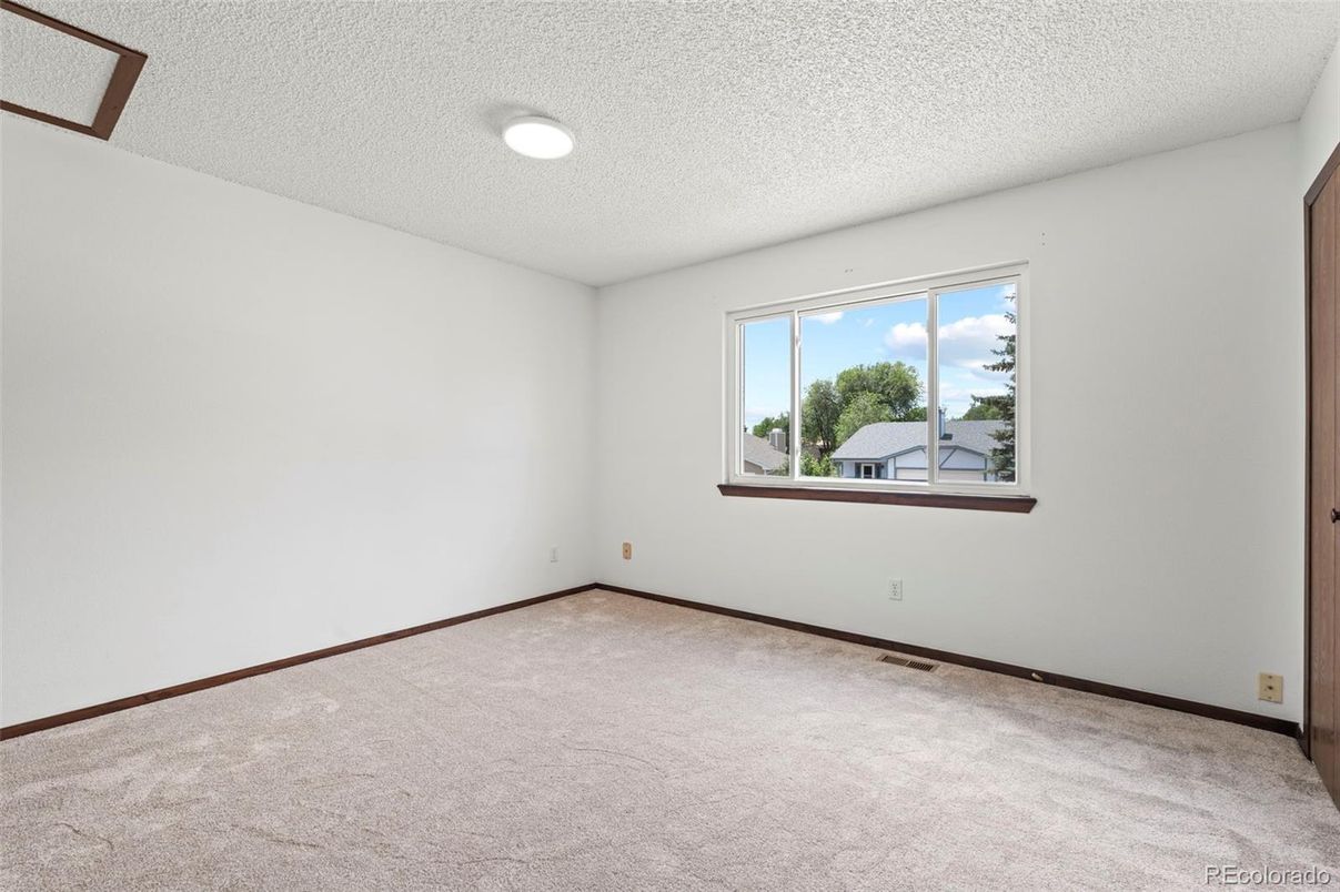 Empty room, Interior