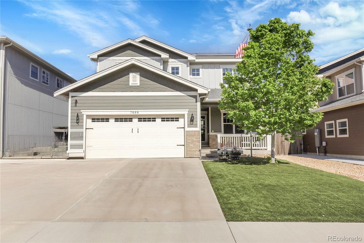 Attached, Exterior, Facade, American Craftsman