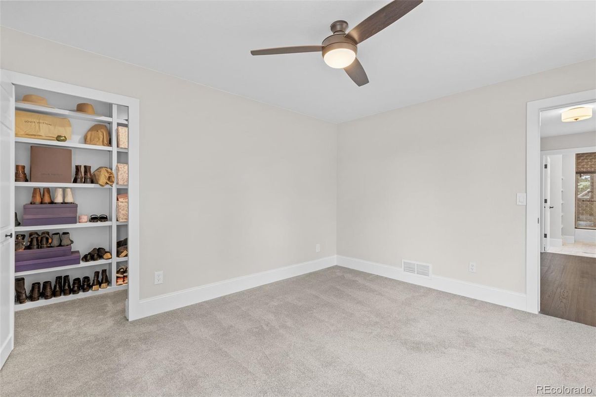 Empty room, Interior