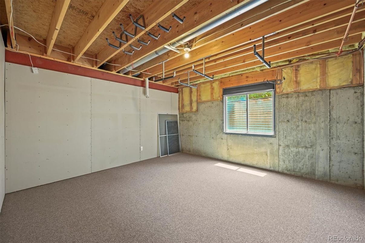Empty room, Interior, Wooden Beams, Wooden Ceilings