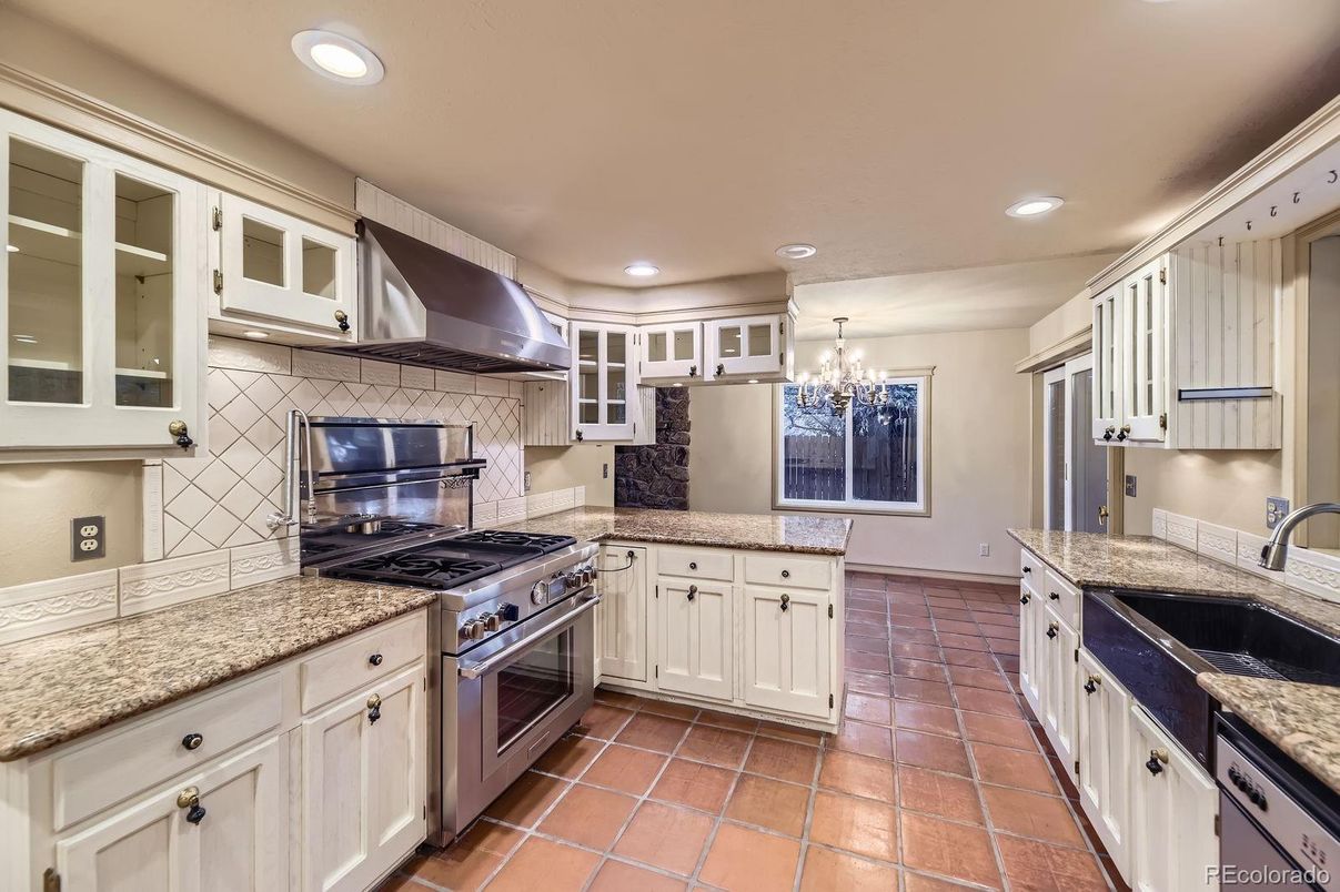 Chandelier, Interior, Kitchen, Recessed Lighting, Stainless Steel Appliances
