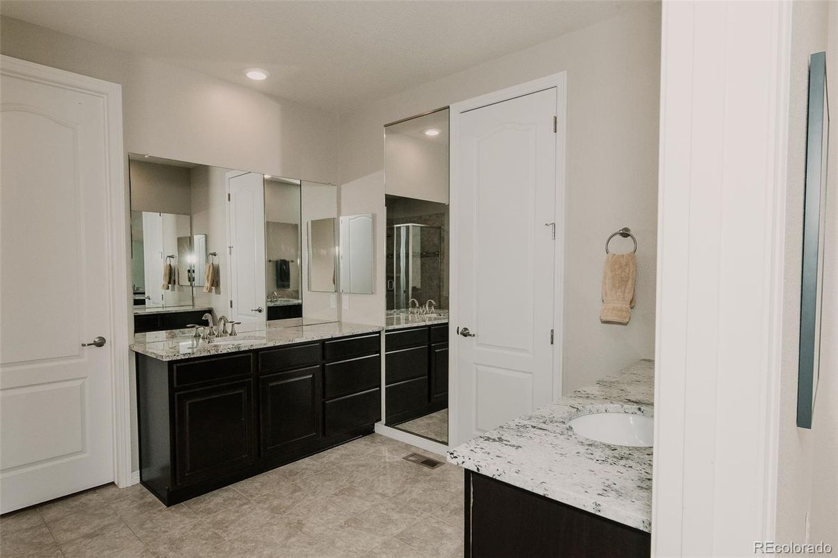 Bathroom, Dual Sink Vanities, Interior, Recessed Lighting