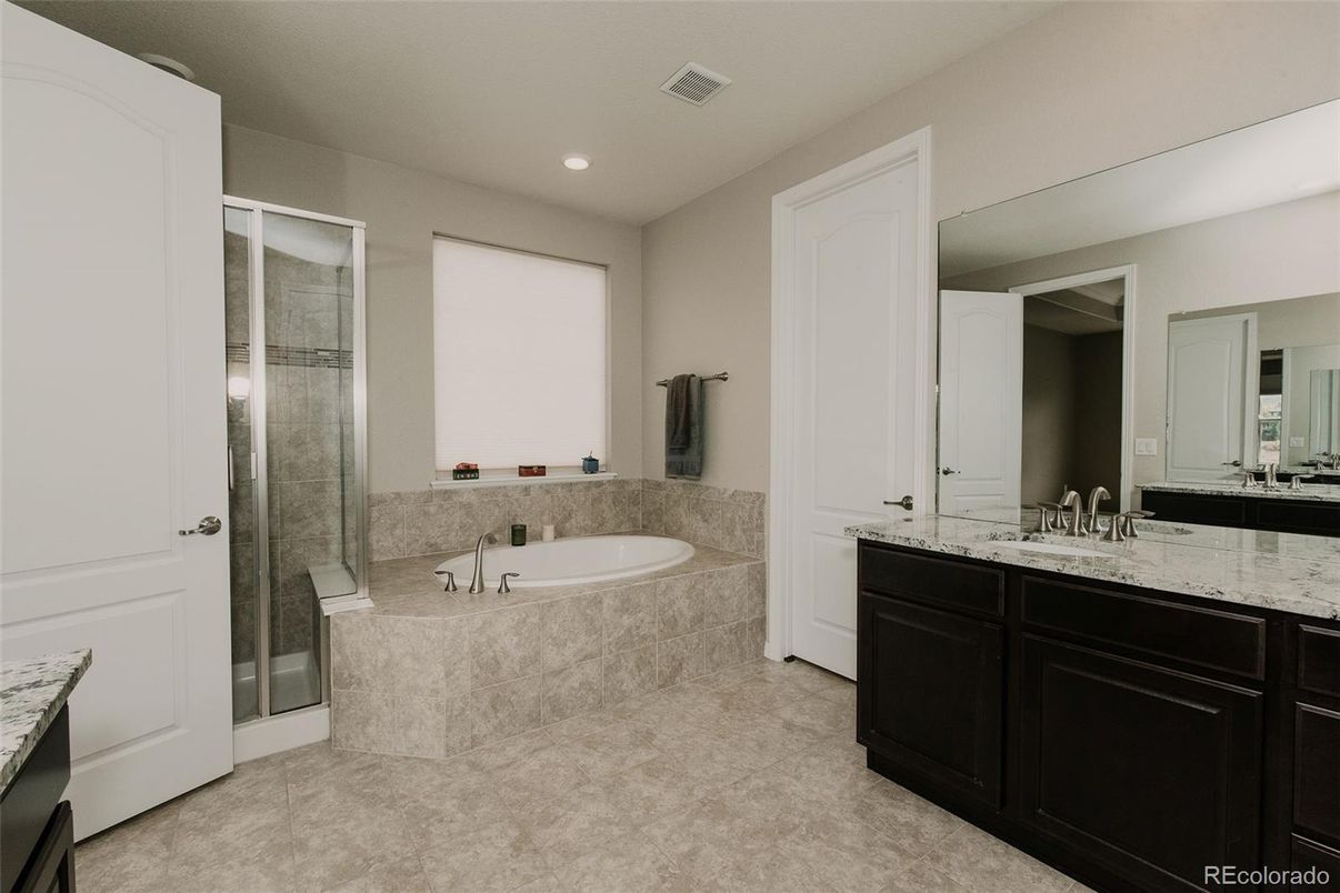Bathroom, Dual Sink Vanities, Interior, Recessed Lighting