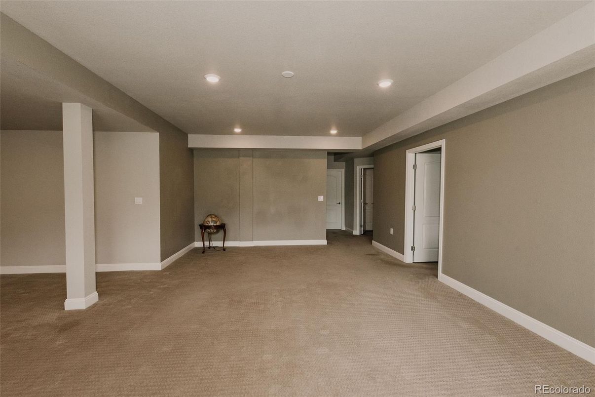 Empty room, Interior, Recessed Lighting