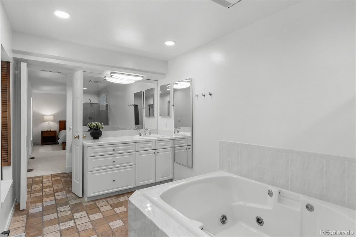 Bathroom, Dual Sink Vanities, Interior, Recessed Lighting