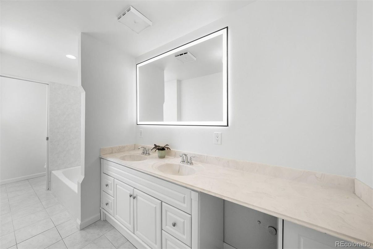 Bathroom, Interior, Recessed Lighting