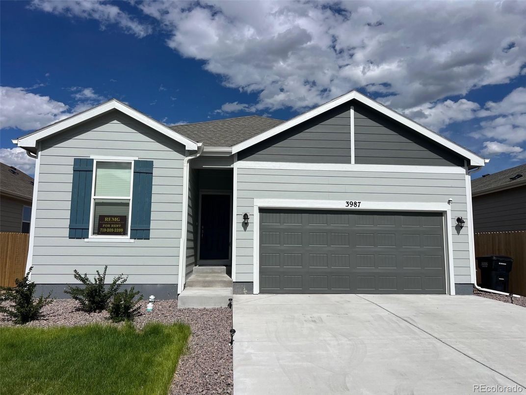 Attached, Exterior, Facade, American Craftsman