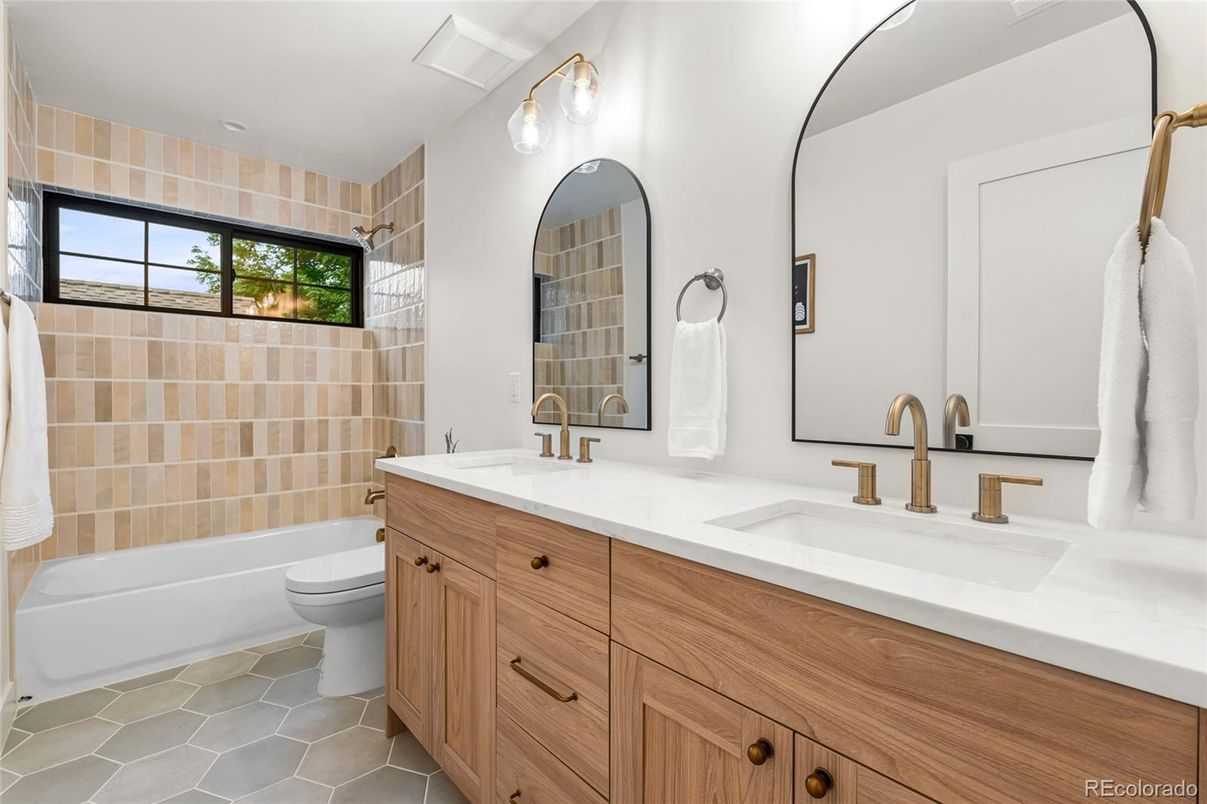 Bathroom, Dual Sink Vanities, Interior