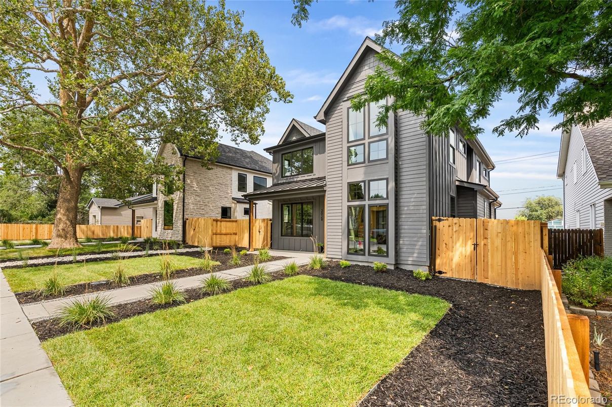 Backyard, Exterior, Facade, Queen Anne Victorian