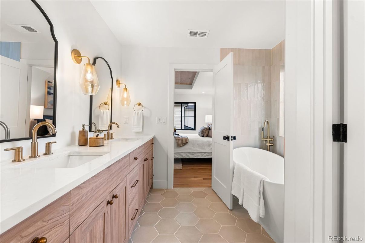 Bathroom, Bedroom, Dual Sink Vanities, Interior