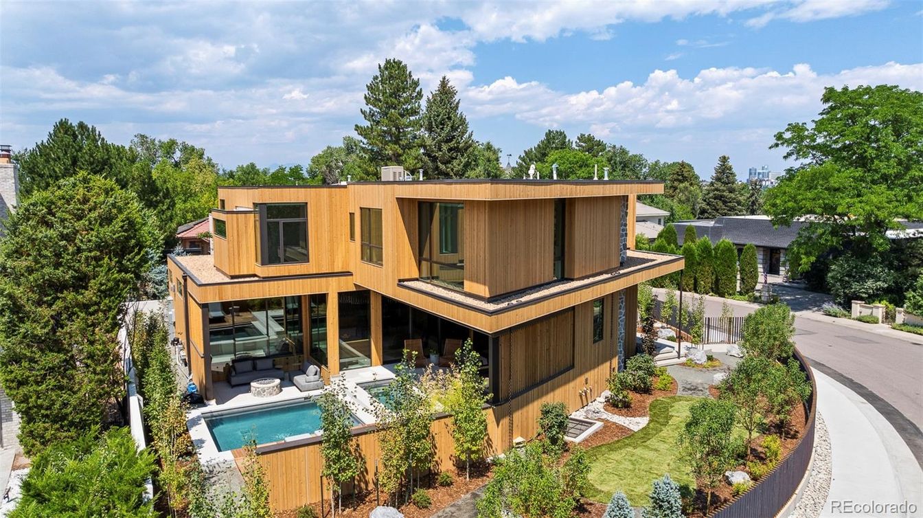 Exterior, Facade, Modern