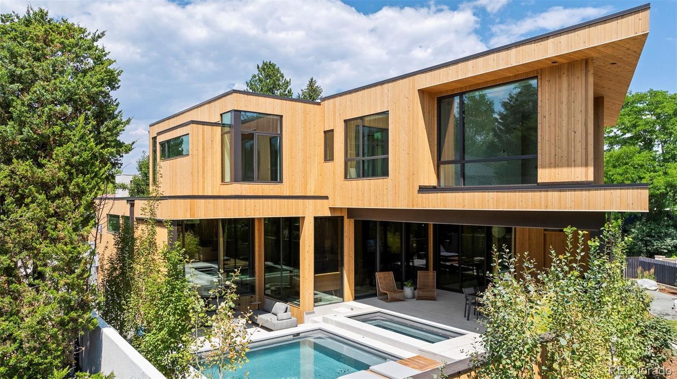Exterior, Facade, Pool, Modern