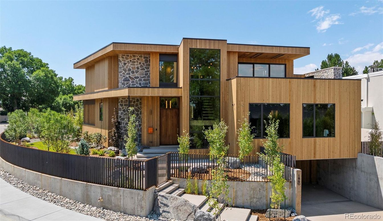 Exterior, Facade, Modern
