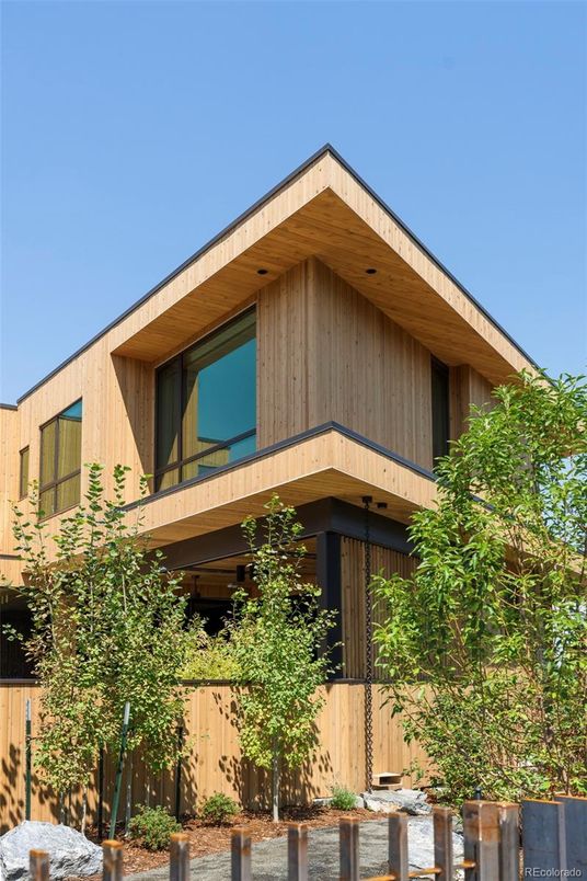 Exterior, Facade, Modern