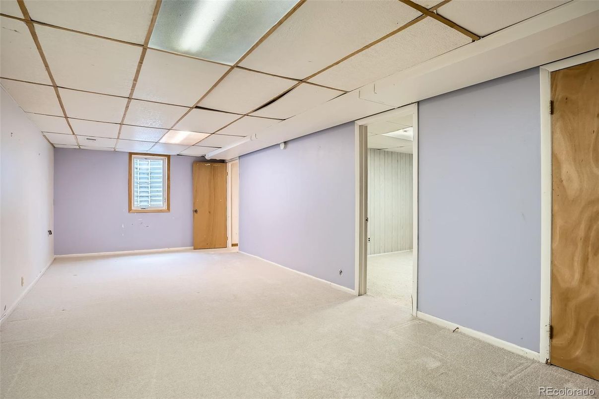 Empty room, Interior