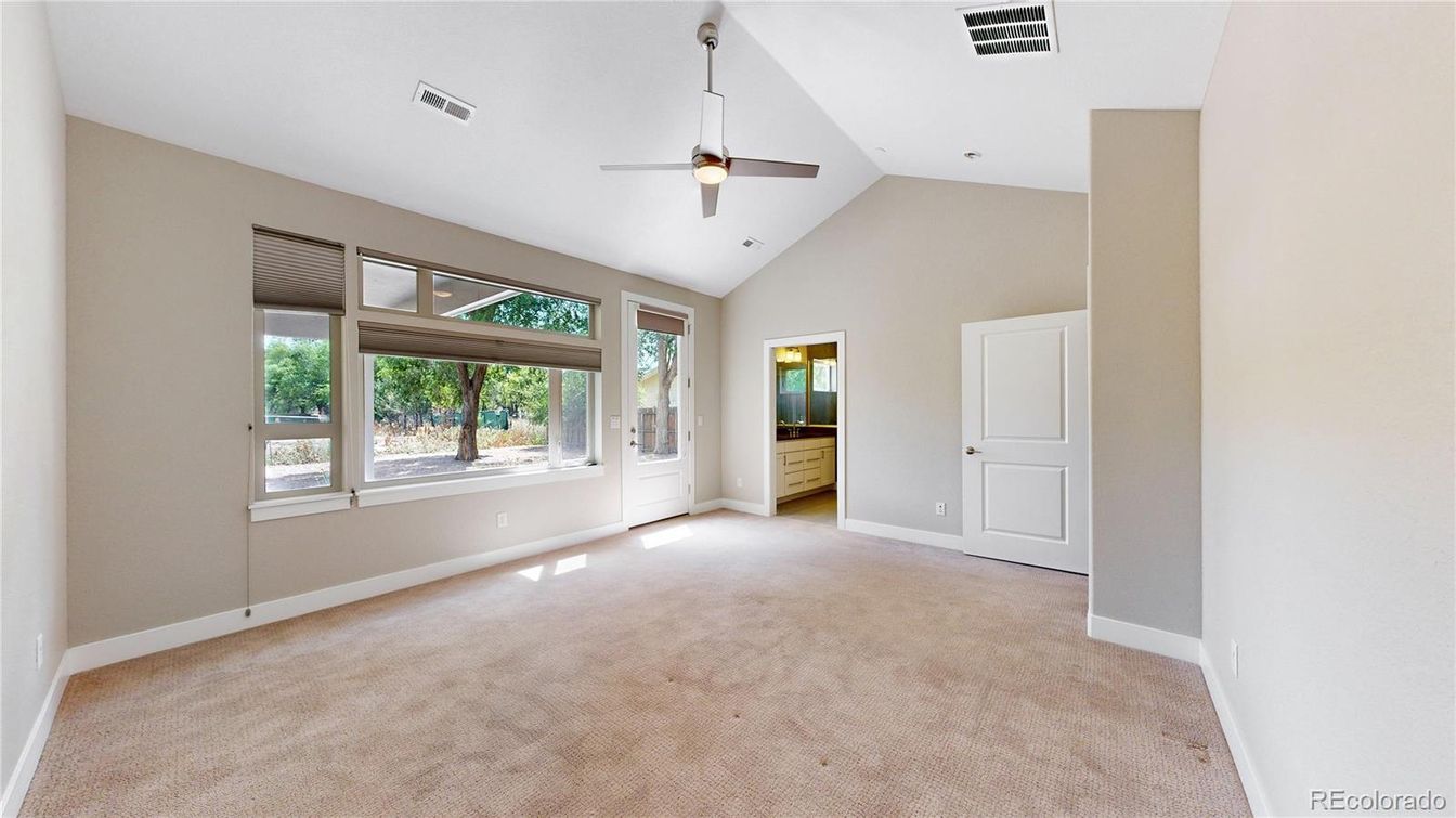 Empty room, Interior