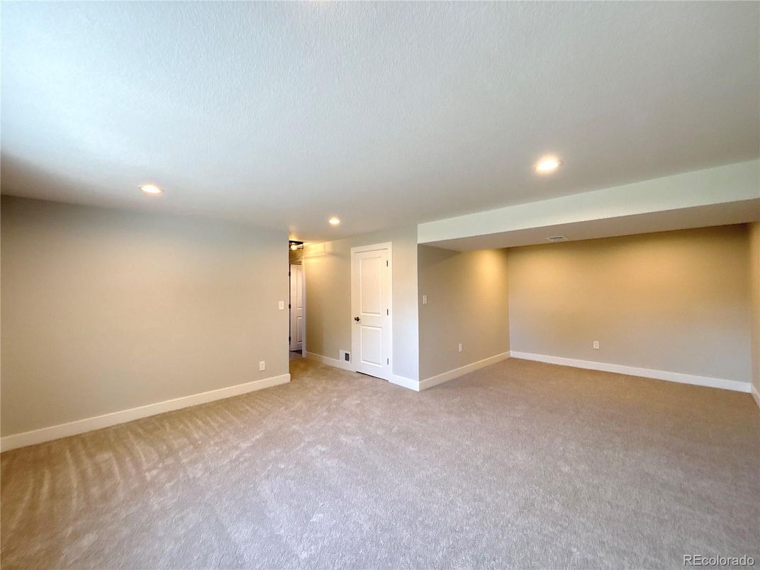 Empty room, Interior, Recessed Lighting