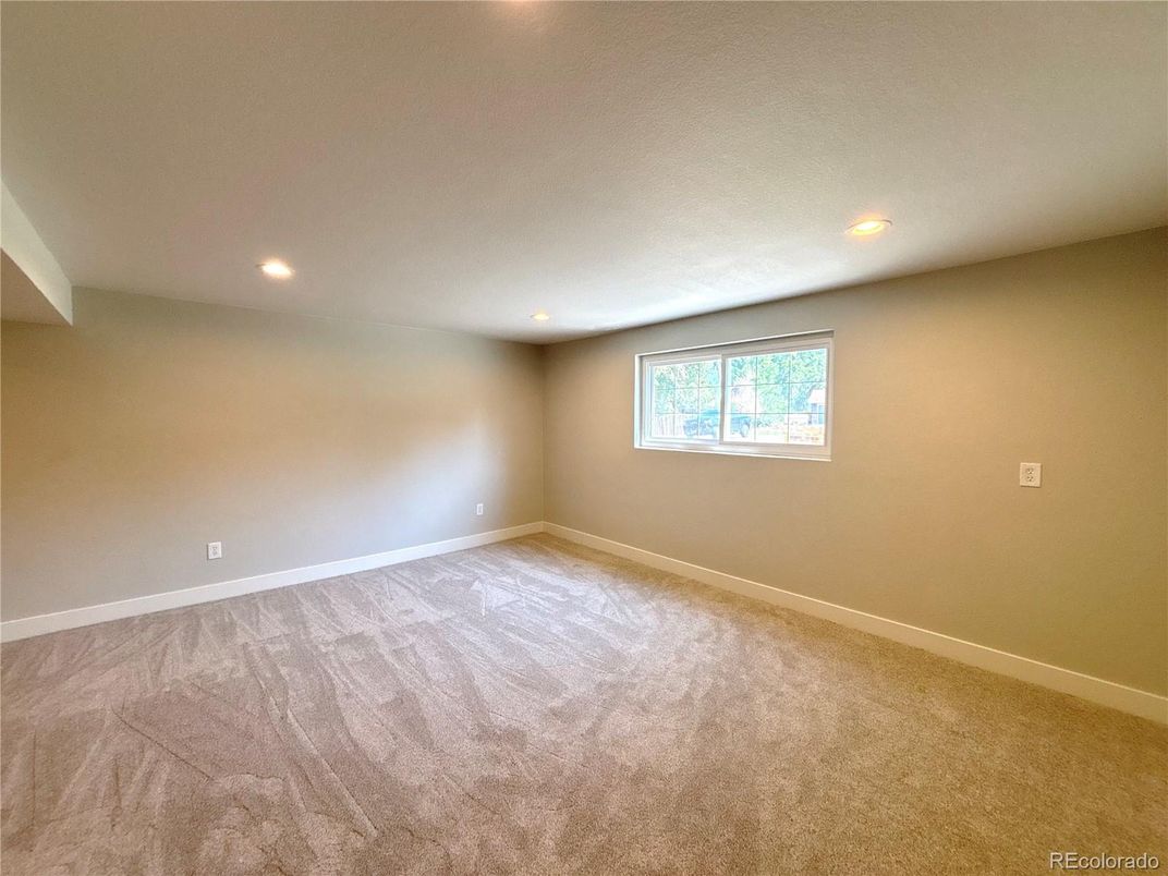 Empty room, Interior, Recessed Lighting