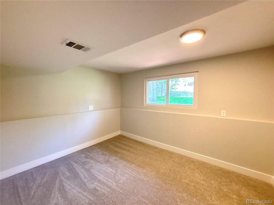 Empty room, Interior