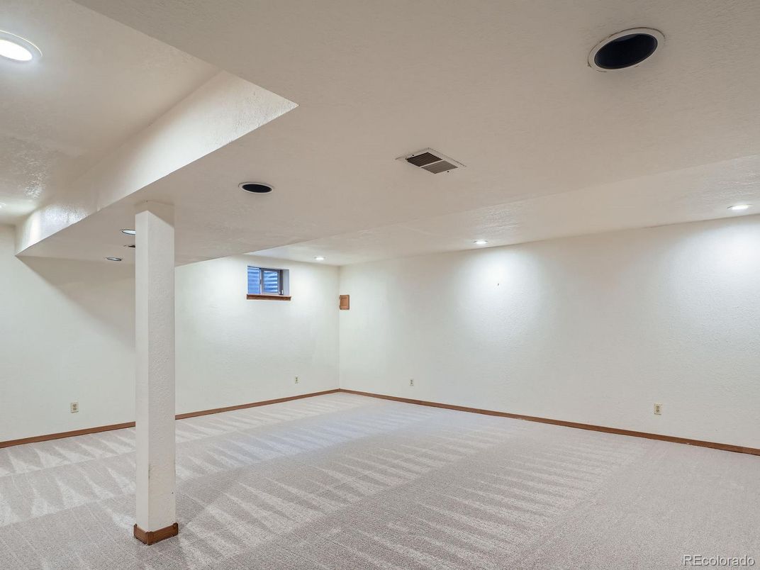 Empty room, Interior, Recessed Lighting