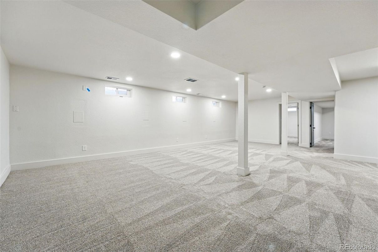 Empty room, Interior, Recessed Lighting