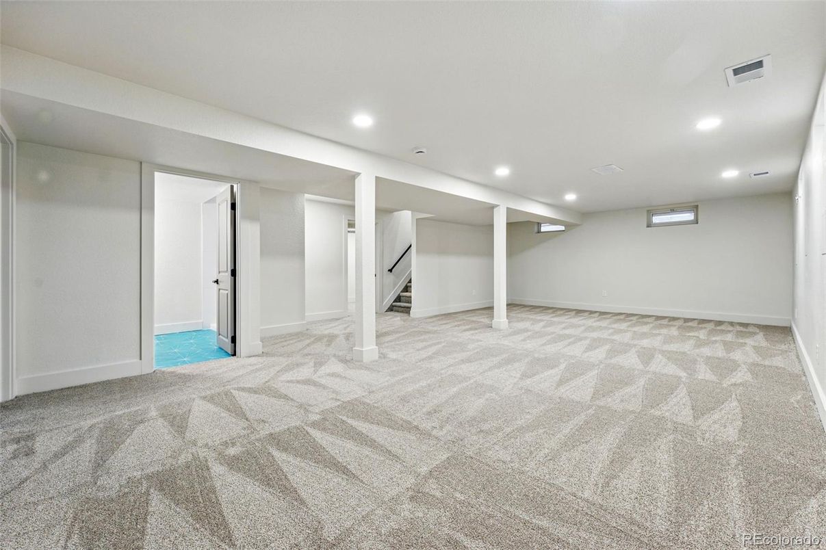 Empty room, Interior, Recessed Lighting