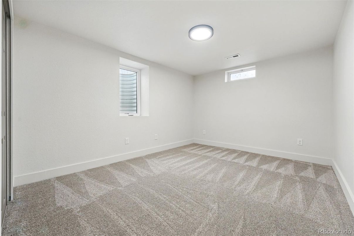 Empty room, Interior