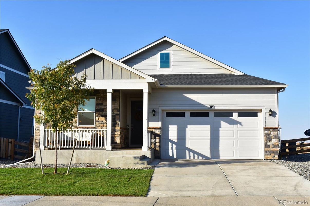 Attached, Exterior, Facade, American Craftsman