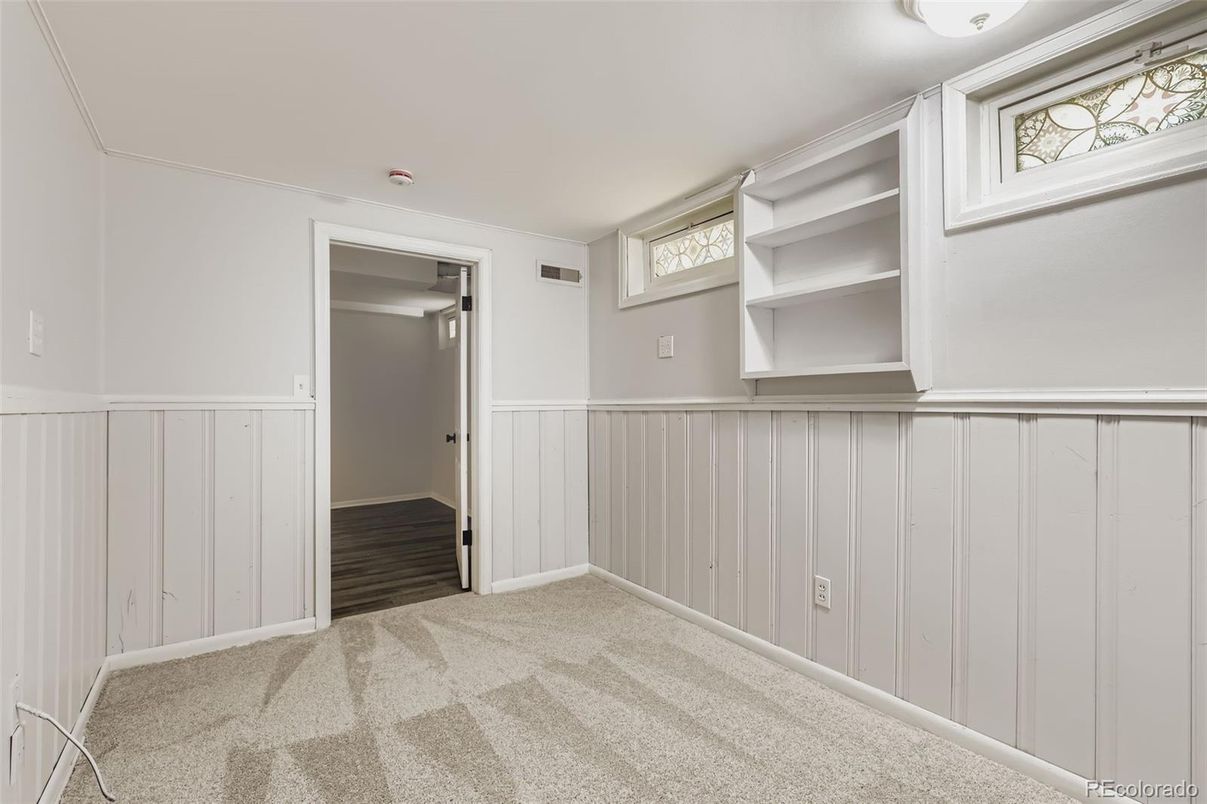Empty room, Interior
