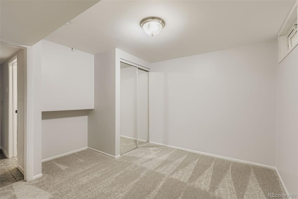 Empty room, Interior