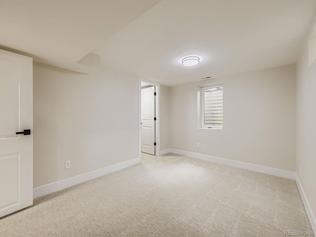 Empty room, Interior