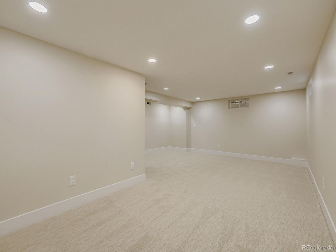 Empty room, Interior, Recessed Lighting