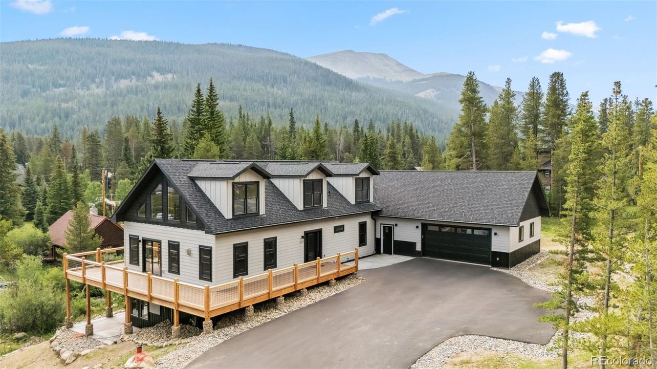 Attached, Exterior, Facade, Farmhouse