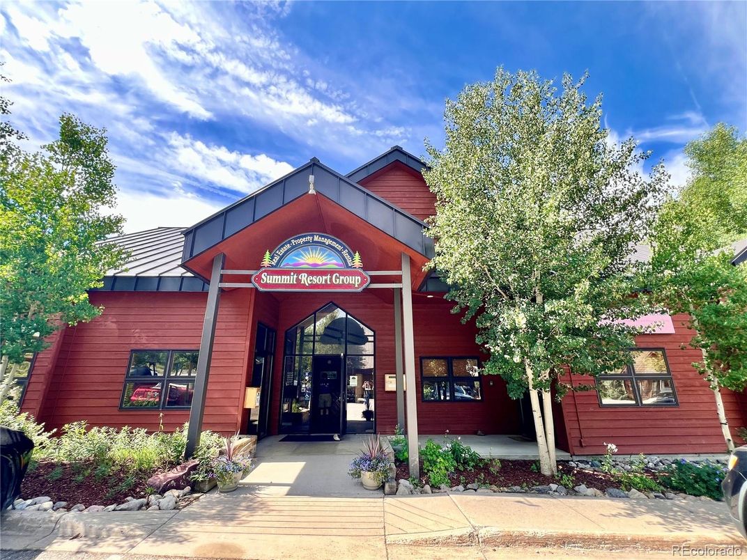Exterior, Facade, Log Home