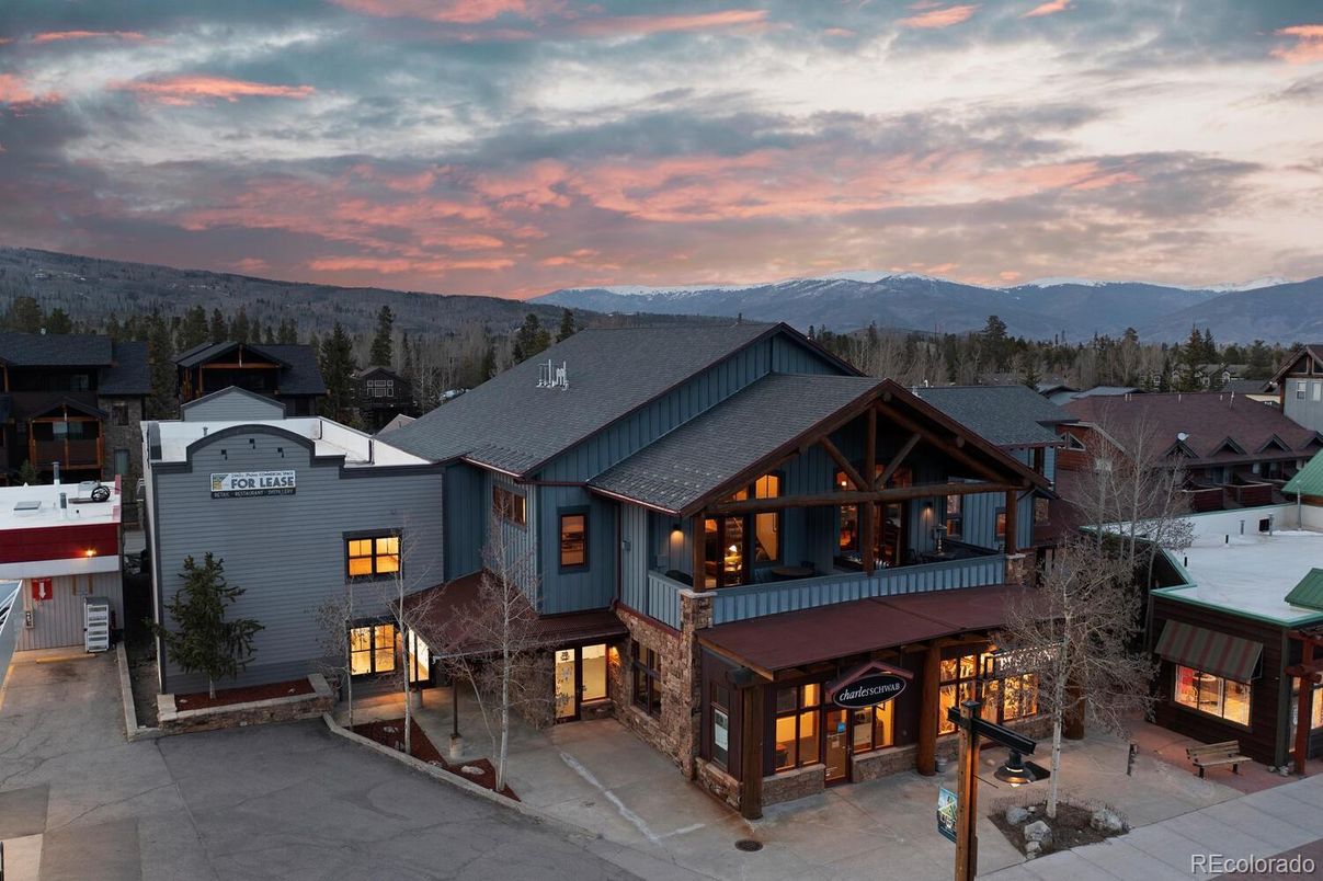 Exterior, Facade, Log Home