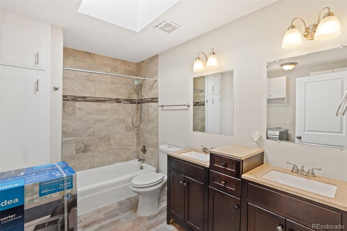 Bathroom, Dual Sink Vanities, Interior