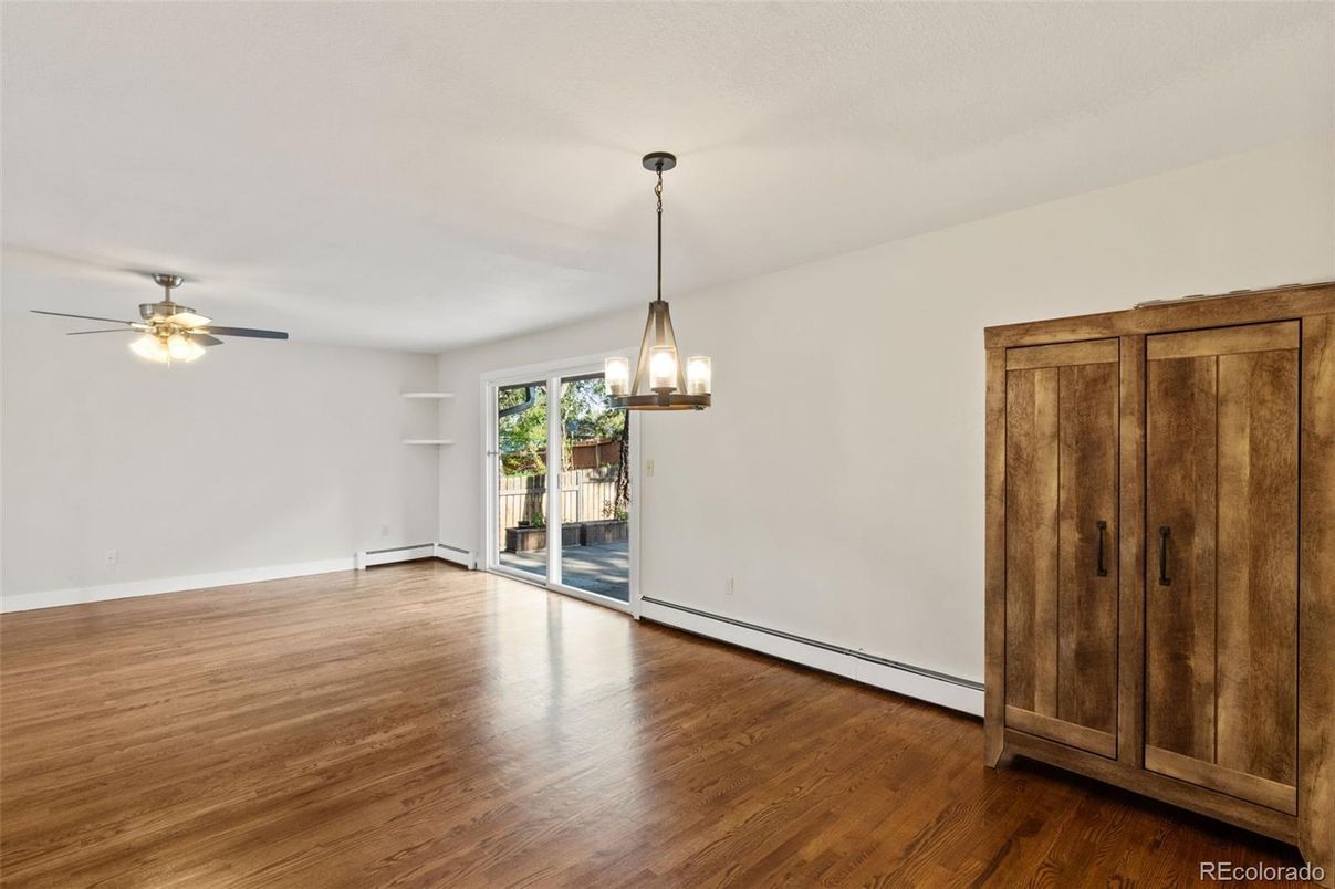 Empty room, Interior, Pendant Lights, Wood Texture Flooring