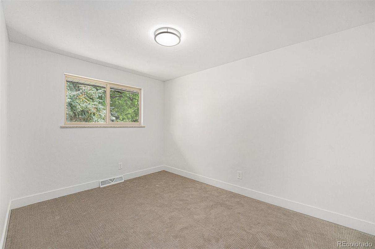 Empty room, Interior