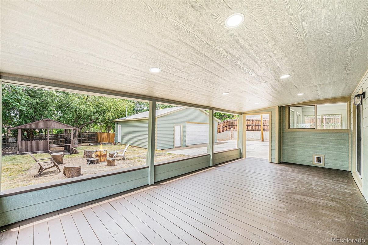 Interior, Recessed Lighting, Sun Room, Wood Texture Flooring