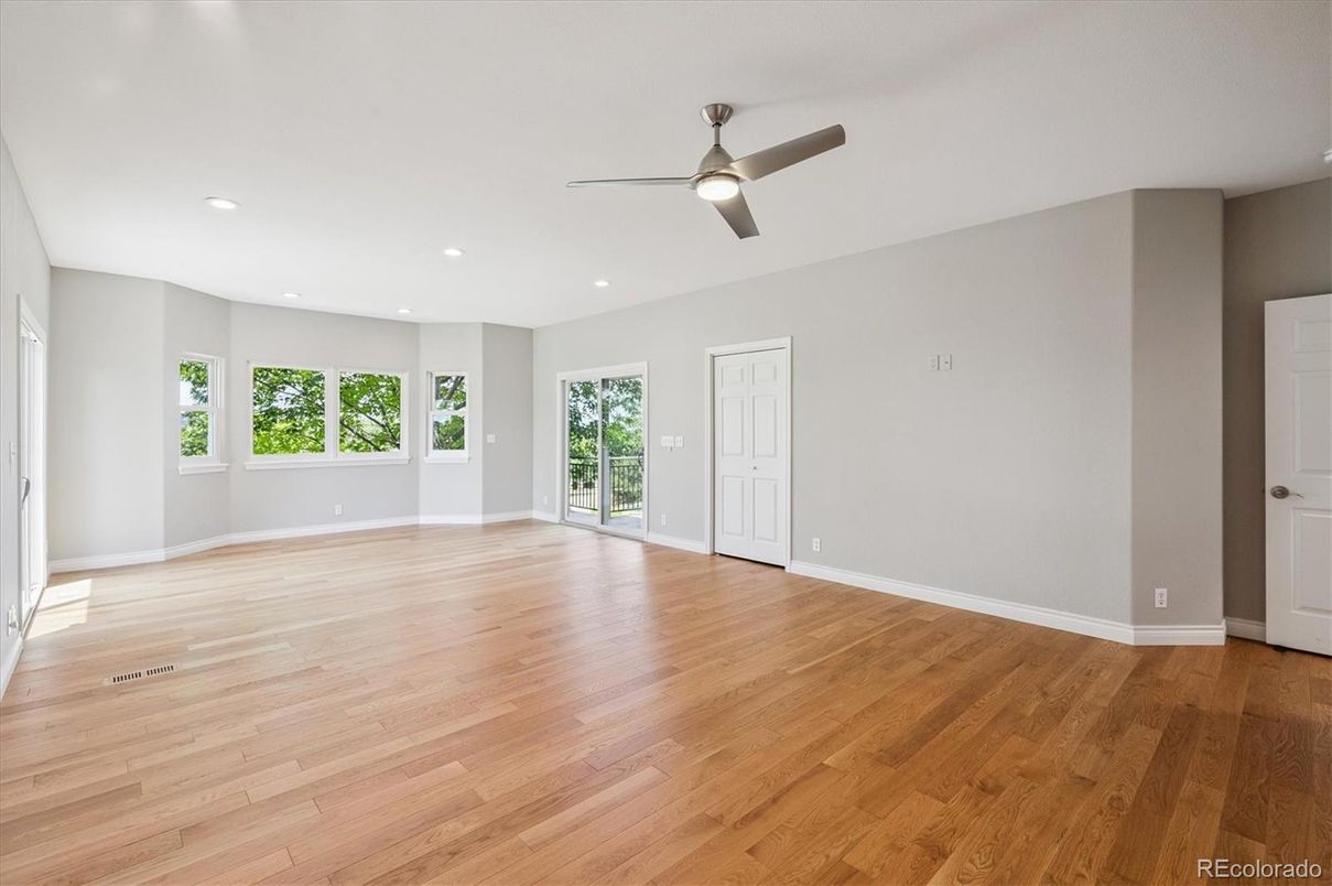 Empty room, Interior, Recessed Lighting, Wood Texture Flooring