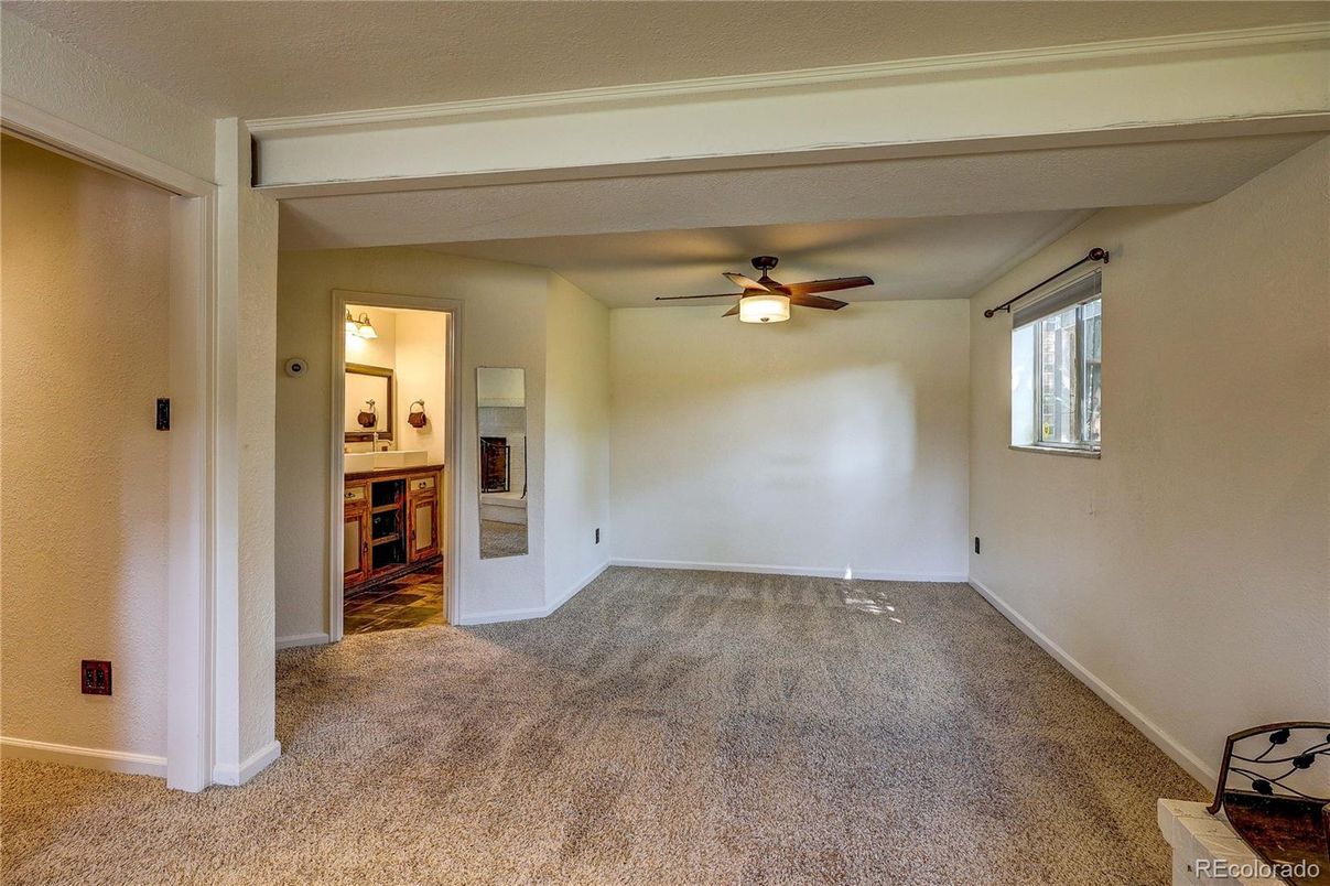 Empty room, Interior