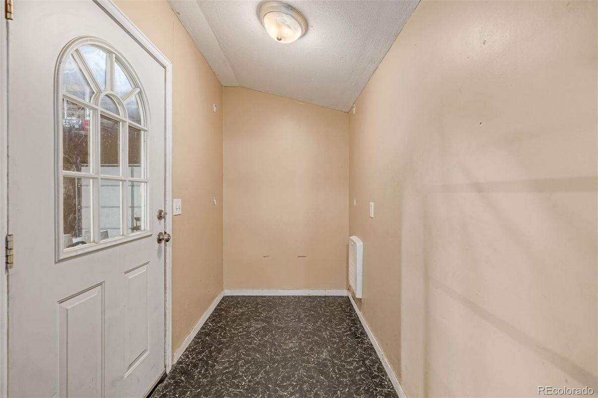 Empty room, Interior