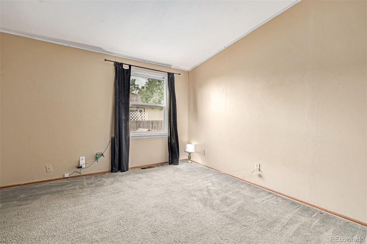 Empty room, Interior