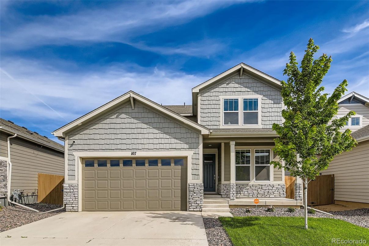 Attached, Exterior, Facade, American Craftsman