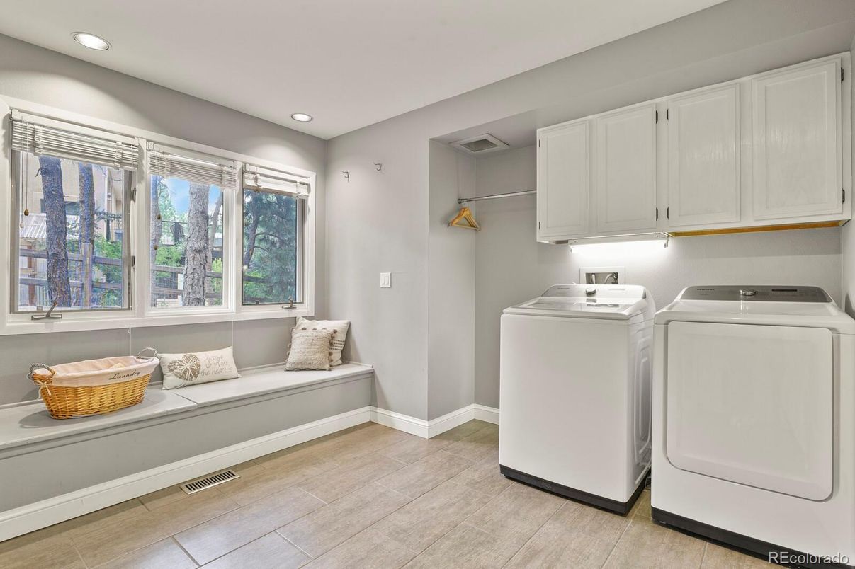 Interior, Recessed Lighting, Washer, Wood Texture Flooring