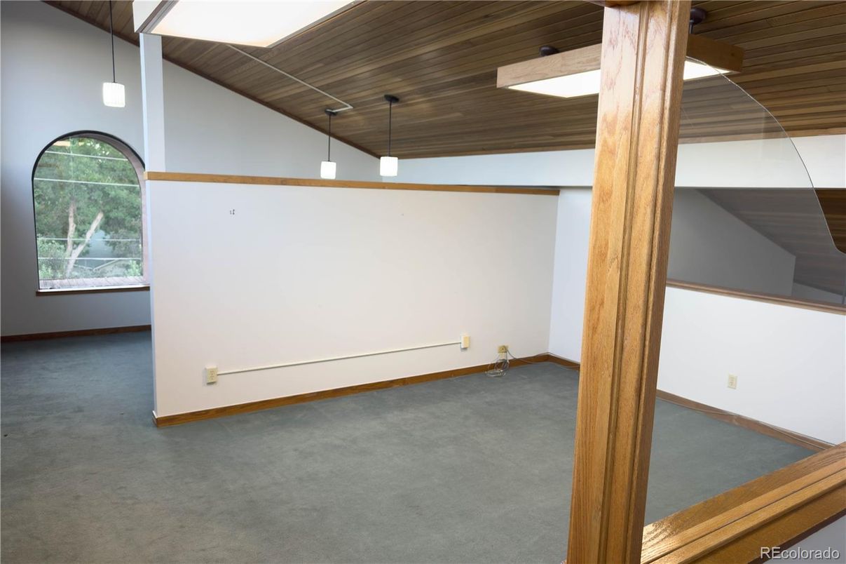 Empty room, Interior, Pendant Lights, Wooden Ceilings