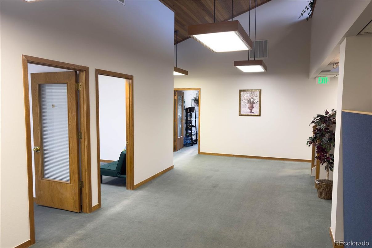 Empty room, Interior, Pendant Lights