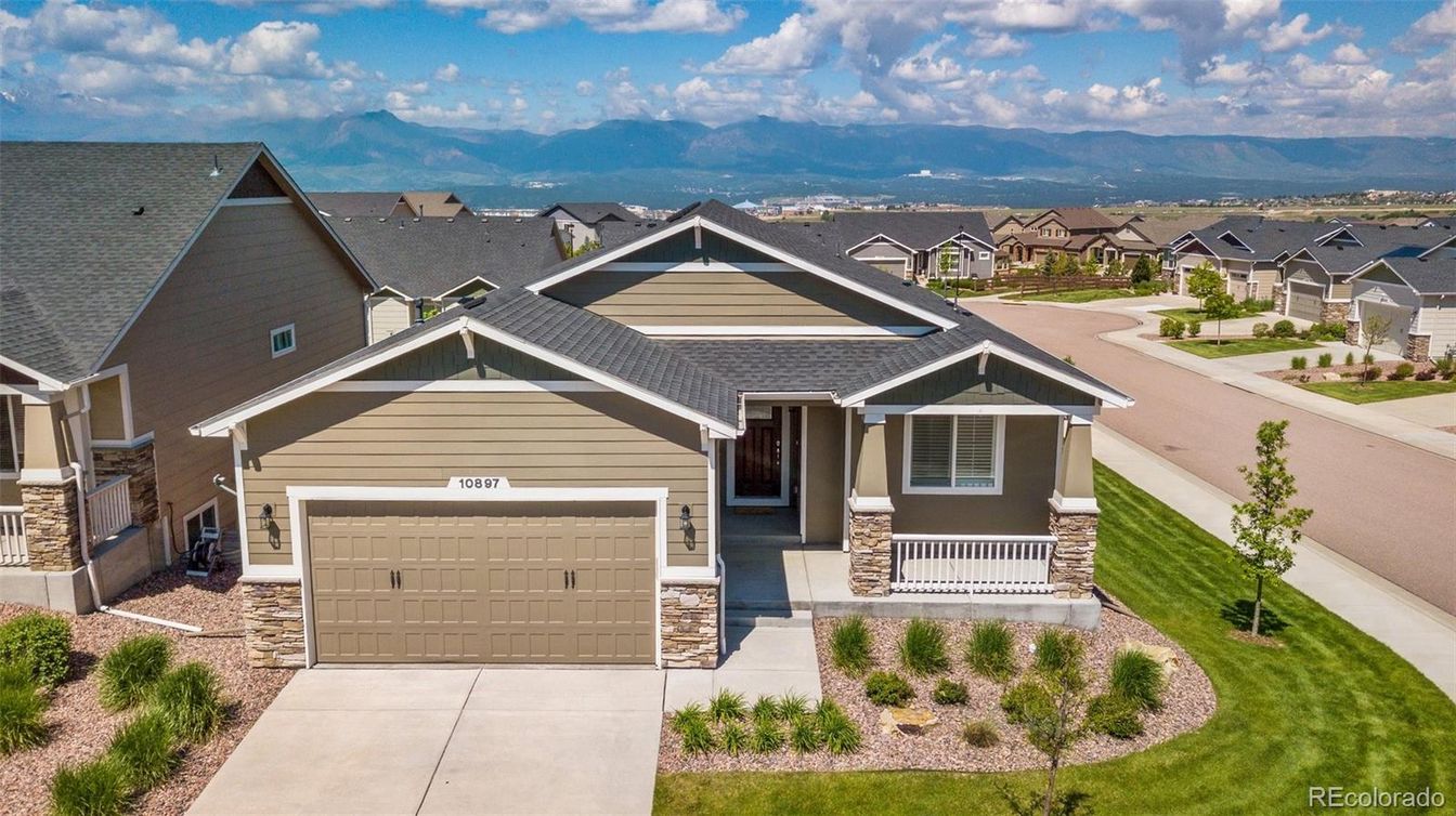 Attached, Exterior, Facade, American Craftsman