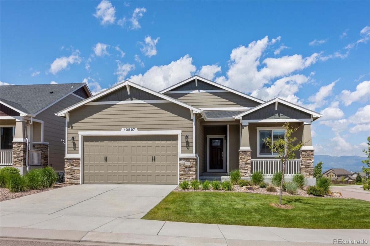 Attached, Exterior, Facade, American Craftsman