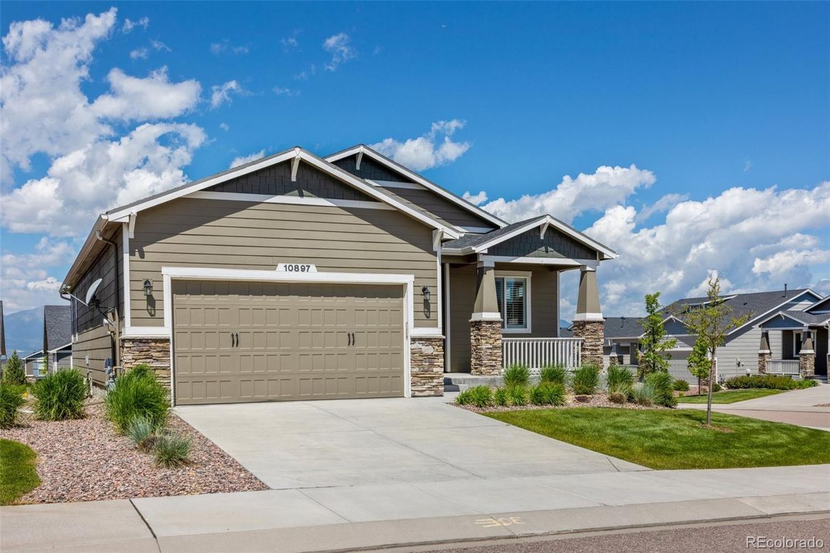 Attached, Exterior, Facade, American Craftsman